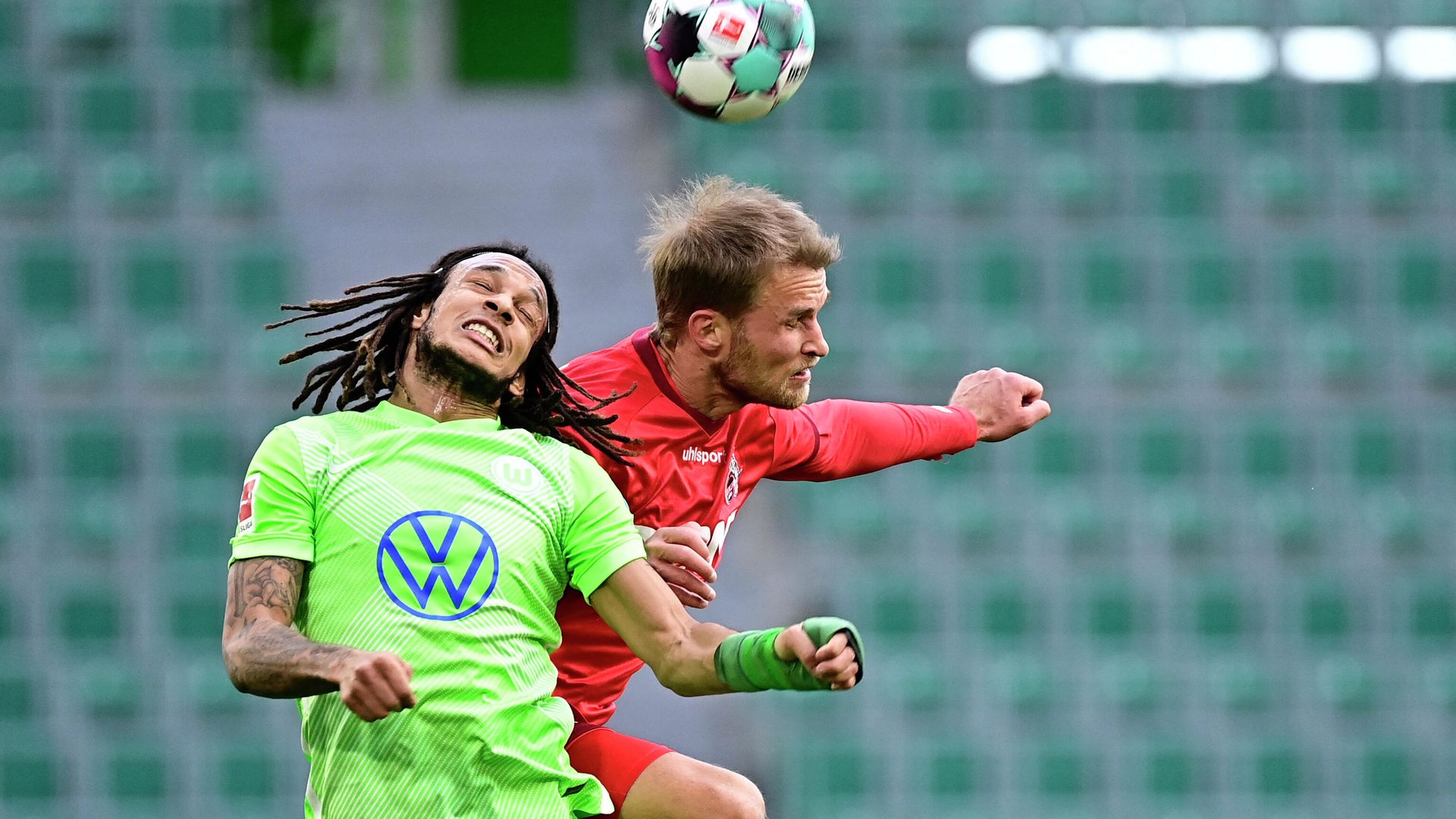 Wolfsburg's Swiss defender Kevin Mbabu (L) ansd Cologne's Swedish forward Sebastian Andersson vie for the ball during the German first division Bundesliga football match between VfL Wolfsburg and 1 FC Cologne in Wolfsburg, northern Germany, on April 3, 2021. (Photo by Tobias SCHWARZ / various sources / AFP) / DFL REGULATIONS PROHIBIT ANY USE OF PHOTOGRAPHS AS IMAGE SEQUENCES AND/OR QUASI-VIDEO Wolfsburg's Swiss defender Kevin Mbabu (L) ansd Cologne's Swedish forward Sebastian Andersson vie for the ball during the German first division Bundesliga football match between VfL Wolfsburg and 1 FC Cologne in Wolfsburg, northern Germany, on April 3, 2021. (Photo by Tobias SCHWARZ / various sources / AFP) / DFL REGULATIONS PROHIBIT ANY USE OF PHOTOGRAPHS AS IMAGE SEQUENCES AND/OR QUASI-VIDEO - РИА Новости, 1920, 03.04.2021