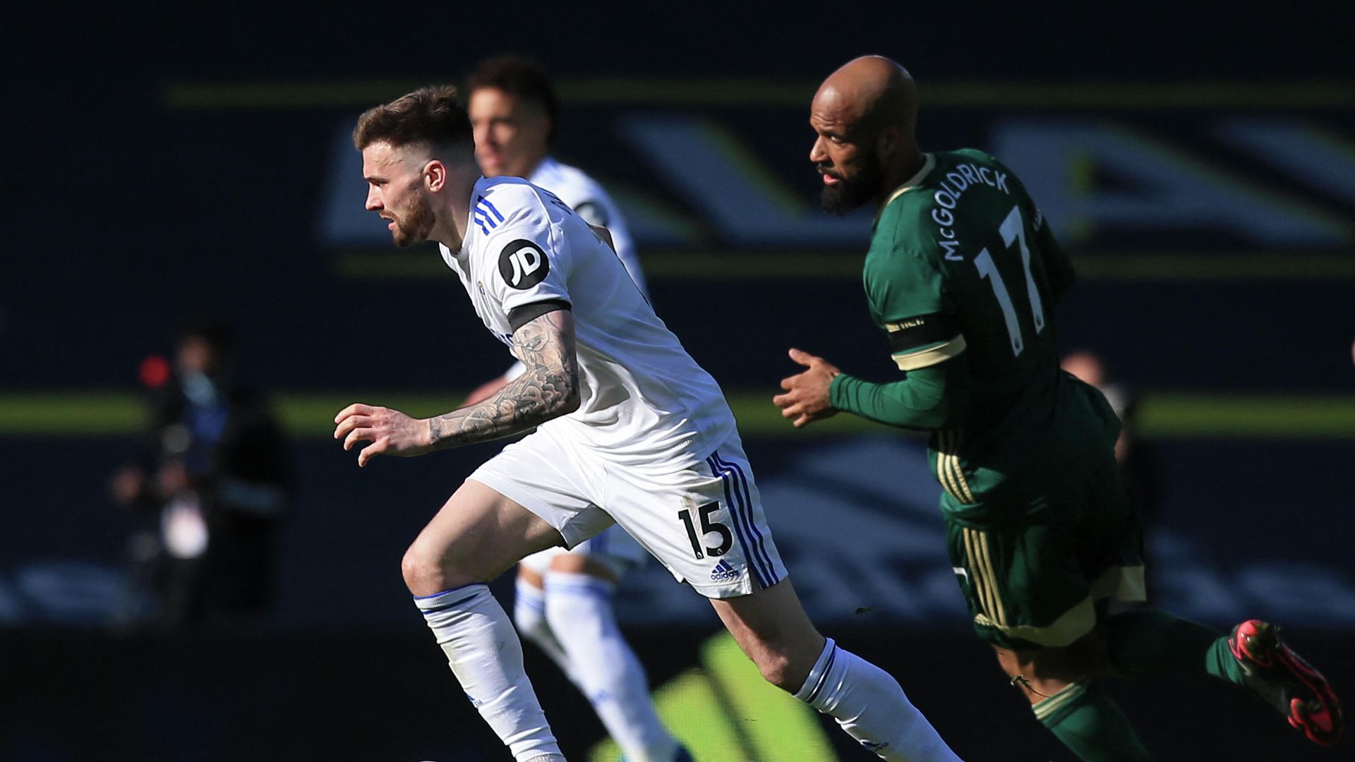 Leeds United's Northern Irish midfielder Stuart Dallas (L) runs with the ball during the English Premier League football match between Leeds United and Sheffield United at Elland Road in Leeds, northern England on April 3, 2021. (Photo by Lindsey Parnaby / POOL / AFP) / RESTRICTED TO EDITORIAL USE. No use with unauthorized audio, video, data, fixture lists, club/league logos or 'live' services. Online in-match use limited to 120 images. An additional 40 images may be used in extra time. No video emulation. Social media in-match use limited to 120 images. An additional 40 images may be used in extra time. No use in betting publications, games or single club/league/player publications. /  - РИА Новости, 1920, 03.04.2021