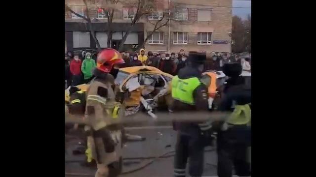Такси и каршеринг столкнулись на улице Орджоникидзе в Москве. Кадры с места ДТП Такси и каршеринг столкнулись на улице Орджоникидзе в Москве. Кадры с места ДТП - РИА Новости, 1920, 03.04.2021