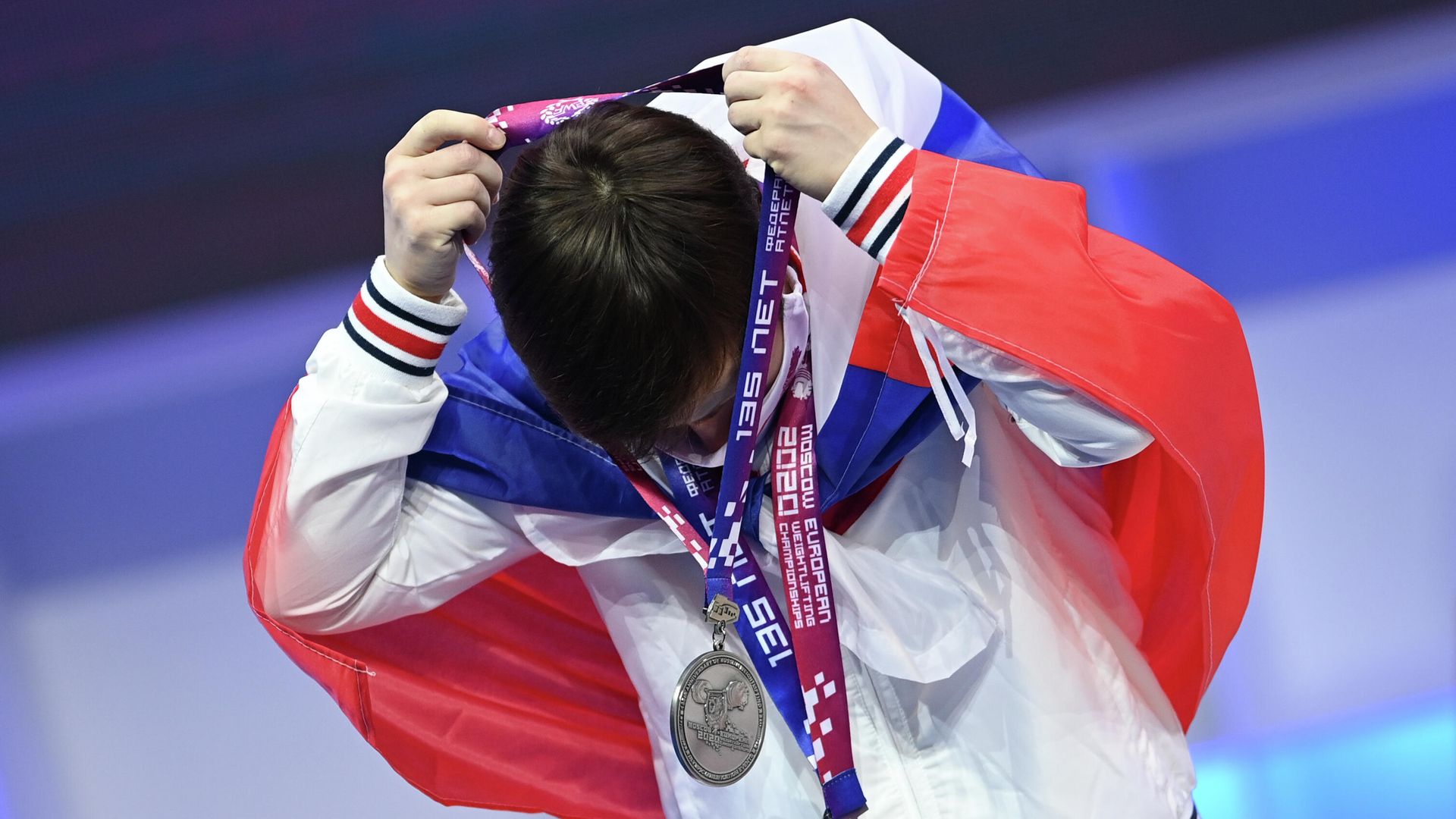 Кристина Соболь (Россия), завоевавшая серебряные медали в соревнованиях среди женщин в весовой категории 49 кг на чемпионате Европы по тяжелой атлетике, на церемонии награждения. Кристина Соболь (Россия), завоевавшая серебряные медали в соревнованиях среди женщин в весовой категории 49 кг на чемпионате Европы по тяжелой атлетике, на церемонии награждения. - РИА Новости, 1920, 03.04.2021