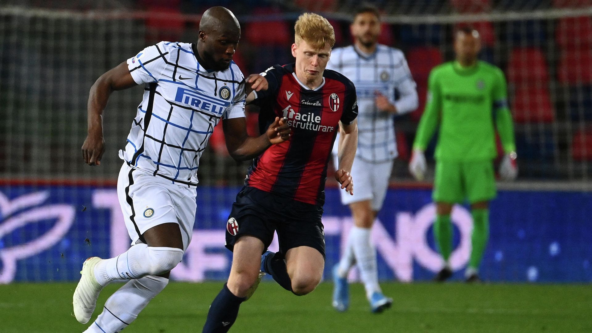 Inter Milan's Belgian forward Romelu Lukaku (L) challenges Bologna's Dutch midfielder Jerdy Schouten during the Italian Serie A football match Bologna vs Inter Milan on April 03, 2021 at the Renato-Dall'Ara stadium in Bologna. (Photo by Vincenzo PINTO / AFP) Inter Milan's Belgian forward Romelu Lukaku (L) challenges Bologna's Dutch midfielder Jerdy Schouten during the Italian Serie A football match Bologna vs Inter Milan on April 03, 2021 at the Renato-Dall'Ara stadium in Bologna. (Photo by Vincenzo PINTO / AFP) - РИА Новости, 1920, 04.04.2021