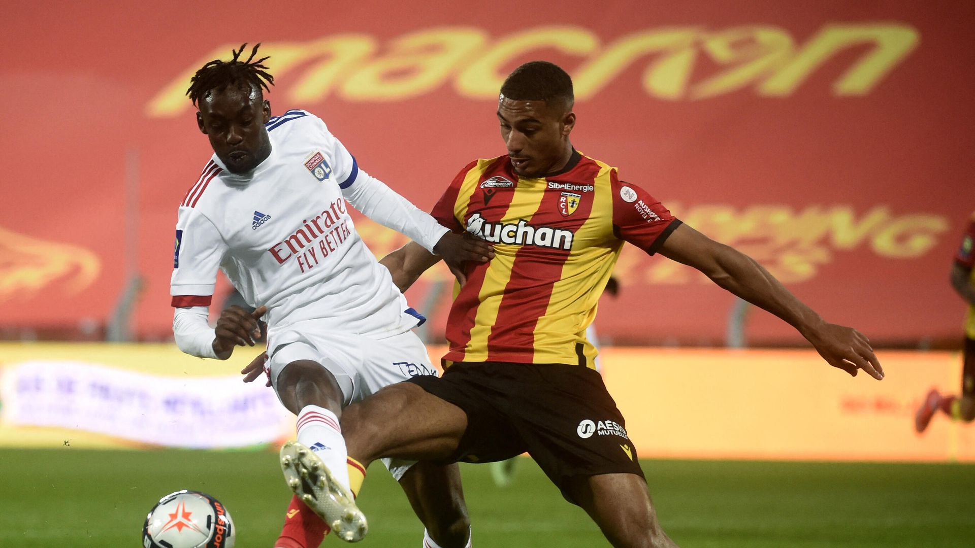 Lens' French defender Loic Bade (R) and Lyon's Cameroonian forward Karl Toko Ekambi fight for the ball during the French L1 football match between Lens and Lyon at the Bollaert Stadium in Lens, on April 3, 2021. (Photo by FRANCOIS LO PRESTI / AFP) Lens' French defender Loic Bade (R) and Lyon's Cameroonian forward Karl Toko Ekambi fight for the ball during the French L1 football match between Lens and Lyon at the Bollaert Stadium in Lens, on April 3, 2021. (Photo by FRANCOIS LO PRESTI / AFP) - РИА Новости, 1920, 04.04.2021