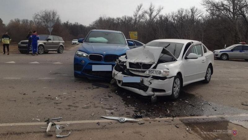 На месте ДТП с участием автомобилей BMW X5 и Skoda Octavia На месте ДТП с участием автомобилей BMW X5 и Skoda Octavia - РИА Новости, 1920, 04.04.2021
