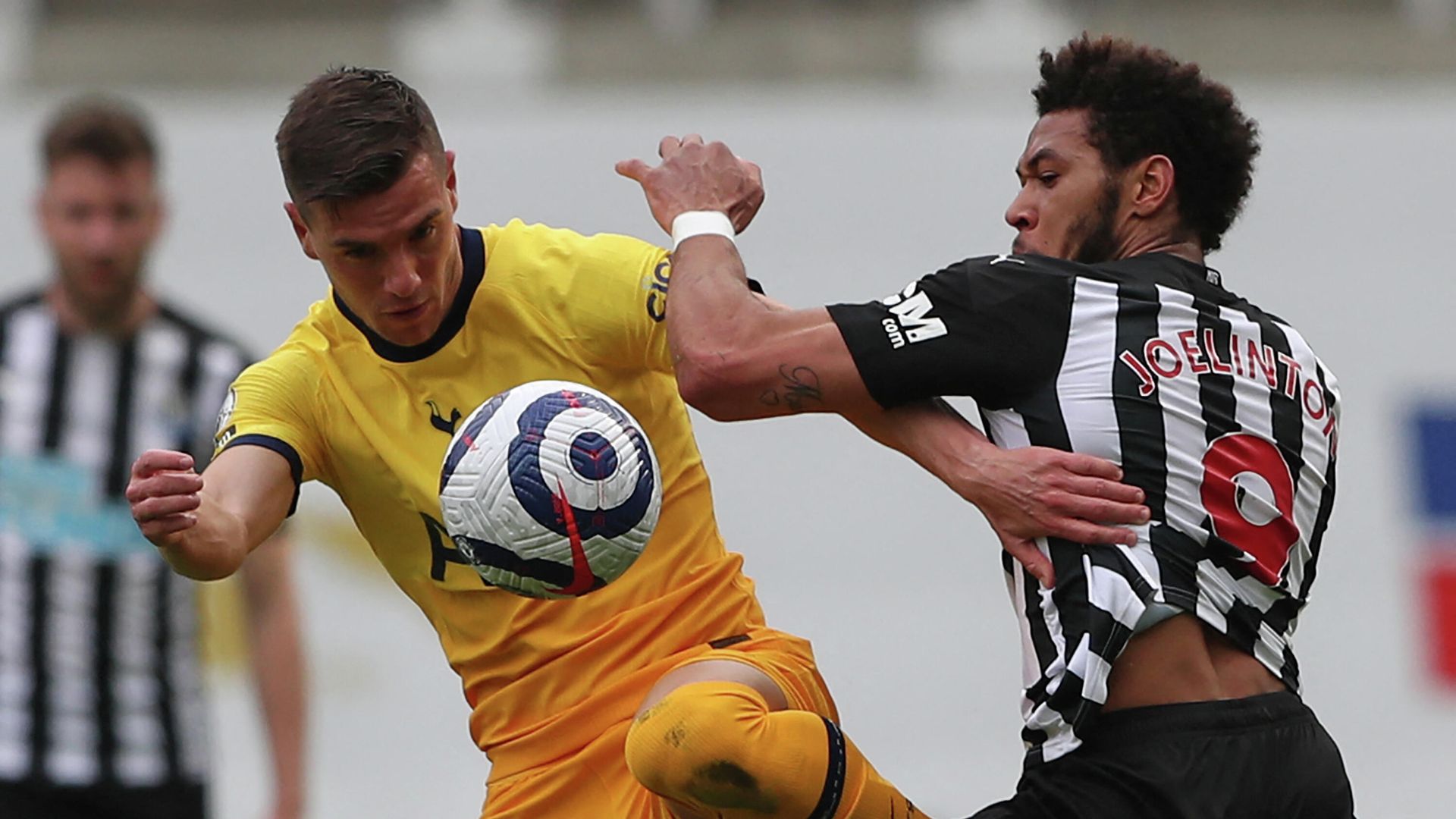 Tottenham Hotspur's Argentinian midfielder Giovani Lo Celso (L) vies with Newcastle United's Brazilian striker Joelinton (R) during the English Premier League football match between Newcastle United and Tottenham Hotspur at St James' Park in Newcastle-upon-Tyne, north east England on April 4, 2021. (Photo by SCOTT HEPPELL / POOL / AFP) / RESTRICTED TO EDITORIAL USE. No use with unauthorized audio, video, data, fixture lists, club/league logos or 'live' services. Online in-match use limited to 120 images. An additional 40 images may be used in extra time. No video emulation. Social media in-match use limited to 120 images. An additional 40 images may be used in extra time. No use in betting publications, games or single club/league/player publications. / Tottenham Hotspur's Argentinian midfielder Giovani Lo Celso (L) vies with Newcastle United's Brazilian striker Joelinton (R) during the English Premier League football match between Newcastle United and Tottenham Hotspur at St James' Park in Newcastle-upon-Tyne, north east England on April 4, 2021. (Photo by SCOTT HEPPELL / POOL / AFP) / RESTRICTED TO EDITORIAL USE. No use with unauthorized audio, video, data, fixture lists, club/league logos or 'live' services. Online in-match use limited to 120 images. An additional 40 images may be used in extra time. No video emulation. Social media in-match use limited to 120 images. An additional 40 images may be used in extra time. No use in betting publications, games or single club/league/player publications. / - РИА Новости, 1920, 04.04.2021