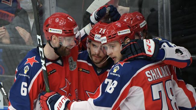 Игроки ЦСКА радуются заброшенной шайбе в матче финала Западной конференции плей-офф Кубка Гагарина Континентальной хоккейной лиги между ПХК ЦСКА (Москва) и ХК СКА (Санкт-Петербург). Справа - автор гола Максим Шалунов.