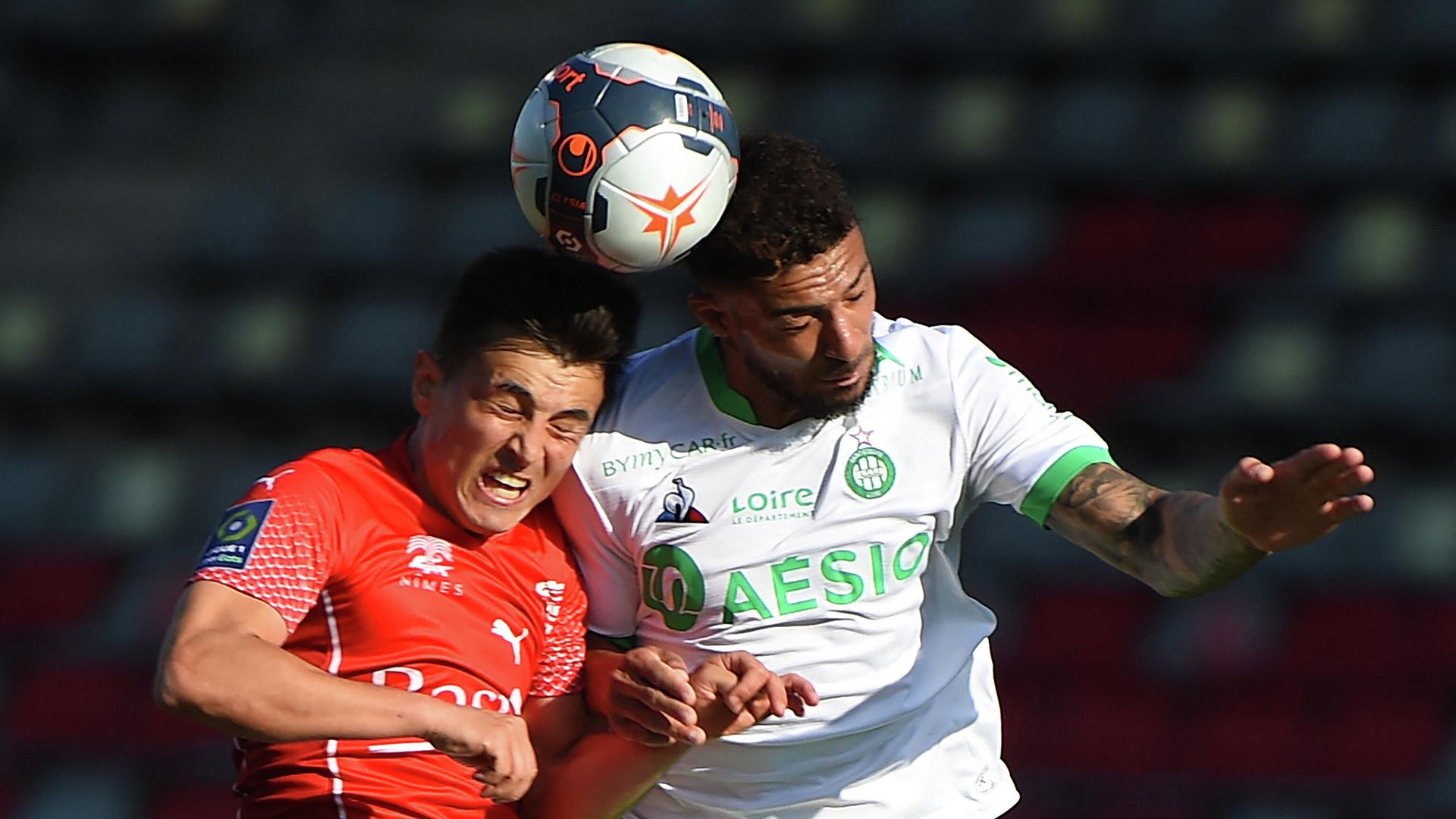 Nimes' Argentine midfielder Andres Cubas (L) fights for the ball with Saint-Etienne's Gabonese forward Denis Bouanga (R) during the French Ligue 1 football match between Nimes Olympique and AS Saint-Etienne (ASSE) at the Costieres stadium in Nimes, Southern France on April 04, 2021. (Photo by Sylvain THOMAS / AFP) Nimes' Argentine midfielder Andres Cubas (L) fights for the ball with Saint-Etienne's Gabonese forward Denis Bouanga (R) during the French Ligue 1 football match between Nimes Olympique and AS Saint-Etienne (ASSE) at the Costieres stadium in Nimes, Southern France on April 04, 2021. (Photo by Sylvain THOMAS / AFP) - РИА Новости, 1920, 04.04.2021