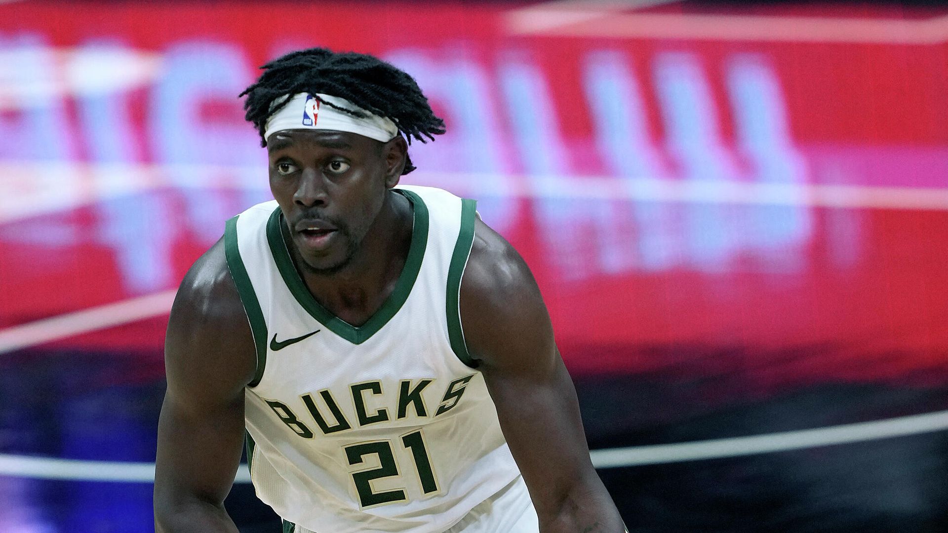 SACRAMENTO, CALIFORNIA - APRIL 03: Jrue Holiday #21 of the Milwaukee Bucks dribbles the ball up court against the Sacramento Kings during the second half of an NBA basketball game at Golden 1 Center on April 03, 2021 in Sacramento, California. NOTE TO USER: User expressly acknowledges and agrees that, by downloading and or using this photograph, User is consenting to the terms and conditions of the Getty Images License Agreement.   Thearon W. Henderson/Getty Images/AFP (Photo by Thearon W. Henderson / GETTY IMAGES NORTH AMERICA / Getty Images via AFP) - РИА Новости, 1920, 04.04.2021