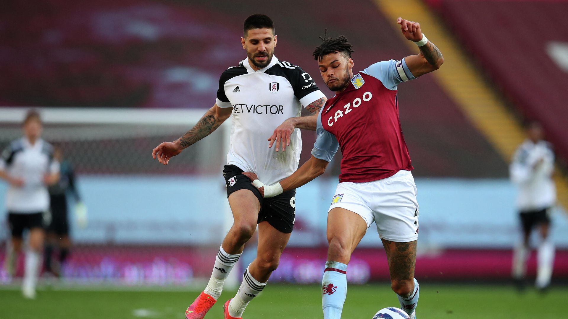 Aston Villa's English defender Tyrone Mings (R) vies for the ball against Fulham's Serbian striker Aleksandar Mitrovic (C) during the English Premier League football match between Aston Villa and Fulham at Villa Park in Birmingham, central England on April 4, 2021. (Photo by Catherine Ivill / POOL / AFP) / RESTRICTED TO EDITORIAL USE. No use with unauthorized audio, video, data, fixture lists, club/league logos or 'live' services. Online in-match use limited to 120 images. An additional 40 images may be used in extra time. No video emulation. Social media in-match use limited to 120 images. An additional 40 images may be used in extra time. No use in betting publications, games or single club/league/player publications. / Aston Villa's English defender Tyrone Mings (R) vies for the ball against Fulham's Serbian striker Aleksandar Mitrovic (C) during the English Premier League football match between Aston Villa and Fulham at Villa Park in Birmingham, central England on April 4, 2021. (Photo by Catherine Ivill / POOL / AFP) / RESTRICTED TO EDITORIAL USE. No use with unauthorized audio, video, data, fixture lists, club/league logos or 'live' services. Online in-match use limited to 120 images. An additional 40 images may be used in extra time. No video emulation. Social media in-match use limited to 120 images. An additional 40 images may be used in extra time. No use in betting publications, games or single club/league/player publications. / - РИА Новости, 1920, 04.04.2021