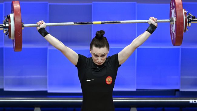 Светлана Ершова (Россия) выступает на чемпионате Европы по тяжелой атлетике в весовой категории до 55 кг среди женщин в Москве.