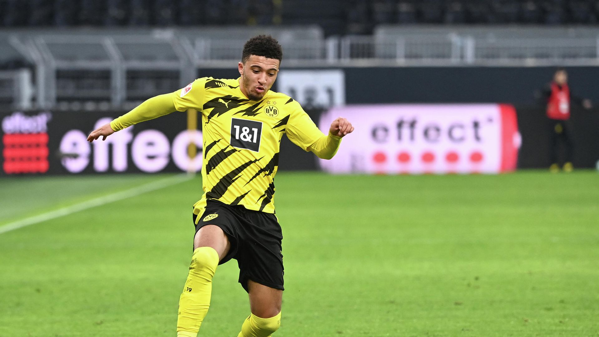 Dortmund's English midfielder Jadon Sancho plays the ball during the German first division Bundesliga football match between Borussia Dortmund and DSC Arminia Bielefeld in Dortmund, western Germany, on February 27, 2021. (Photo by Ina Fassbender / various sources / AFP) / DFL REGULATIONS PROHIBIT ANY USE OF PHOTOGRAPHS AS IMAGE SEQUENCES AND/OR QUASI-VIDEO Dortmund's English midfielder Jadon Sancho plays the ball during the German first division Bundesliga football match between Borussia Dortmund and DSC Arminia Bielefeld in Dortmund, western Germany, on February 27, 2021. (Photo by Ina Fassbender / various sources / AFP) / DFL REGULATIONS PROHIBIT ANY USE OF PHOTOGRAPHS AS IMAGE SEQUENCES AND/OR QUASI-VIDEO - РИА Новости, 1920, 05.04.2021