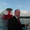Президент Турции Реджеп Тайип Эрдоган на фоне турецкого корабля Фатих, проходящего пролив Босфор в Стамбуле Президент Турции Реджеп Тайип Эрдоган на фоне турецкого корабля Фатих, проходящего пролив Босфор в Стамбуле