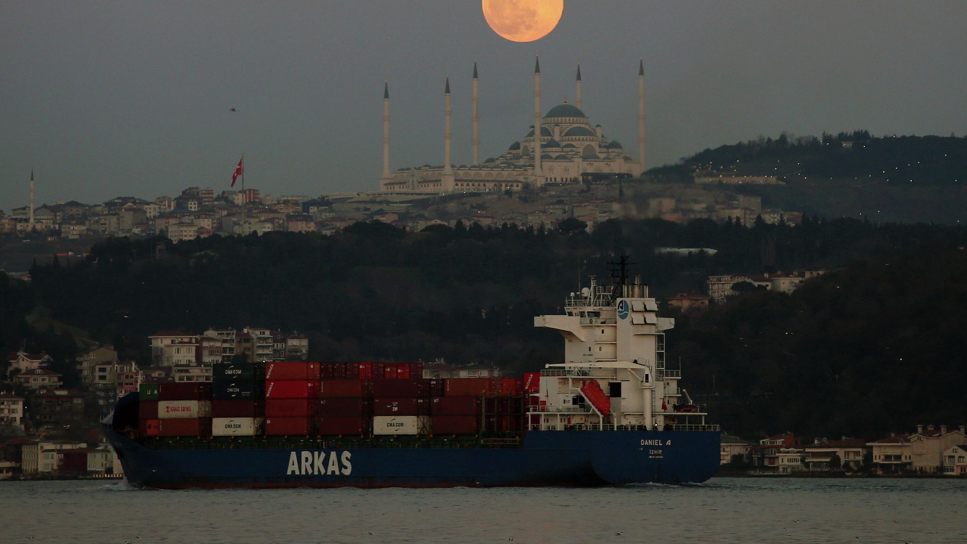 Корабль пересекает пролив Босфор в Стамбуле Корабль пересекает пролив Босфор в Стамбуле - РИА Новости, 1920, 16.01.2022