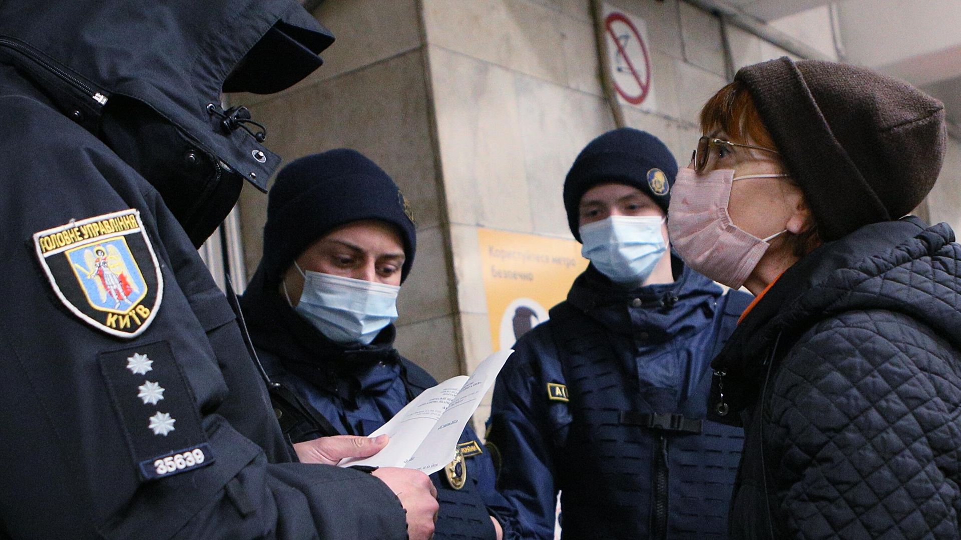 Сотрудники полиции проверяют наличие у женщины спецпропуска для проезда на общественном транспорте на одной из станций метро в Киеве Сотрудники полиции проверяют наличие у женщины спецпропуска для проезда на общественном транспорте на одной из станций метро в Киеве - РИА Новости, 1920, 05.04.2021