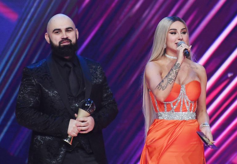 Участники группы Artik & Asti Артем Умрихин и Анна Дзюба, победившие в номинации Альбом года, на церемонии вручения музыкальной премии Жара Music Awards в концертном зале Крокус Сити Холл Участники группы Artik & Asti Артем Умрихин и Анна Дзюба, победившие в номинации Альбом года, на церемонии вручения музыкальной премии Жара Music Awards в концертном зале Крокус Сити Холл