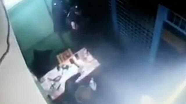 Полицейский расстрелял коллег в московском метро Полицейский расстрелял коллег в московском метро - РИА Новости, 1920, 05.04.2021