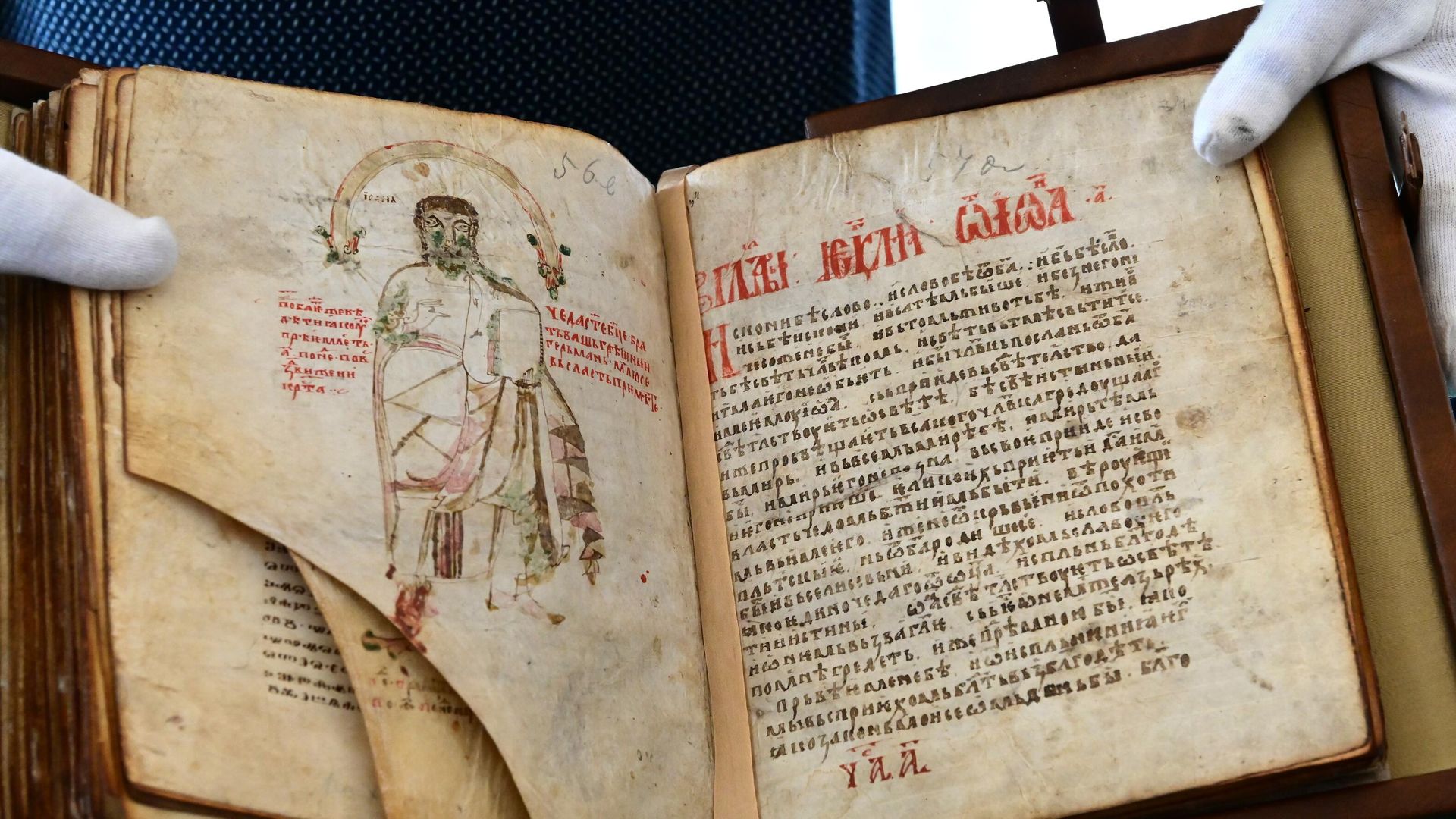 Презентация отреставрированного Мариинского Евангелия X-XI веков - уникального книжного памятника ранней славянской глаголической письменности, в Доме Пашкова Презентация отреставрированного Мариинского Евангелия X-XI веков - уникального книжного памятника ранней славянской глаголической письменности, в Доме Пашкова - РИА Новости, 1920, 05.04.2021