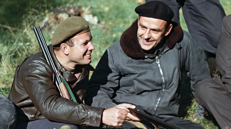 Летчики-космонавты СССР Юрий Гагарин и Владимир Комаров на охоте Летчики-космонавты СССР Юрий Гагарин и Владимир Комаров на охоте