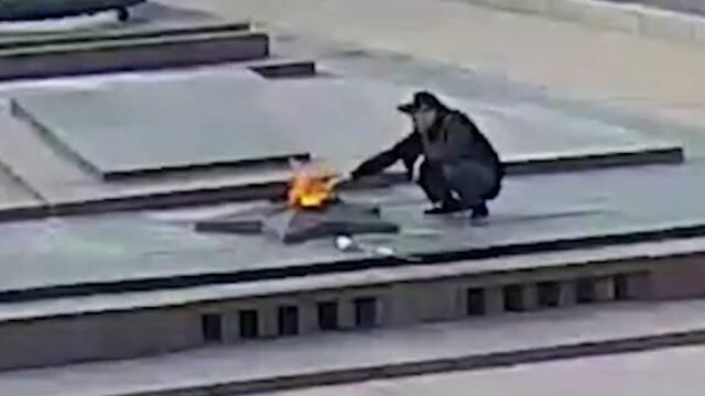 Волгоградец прикурил сигарету от вечного огня на Аллее героев Волгоградец прикурил сигарету от вечного огня на Аллее героев - РИА Новости, 1920, 05.04.2021