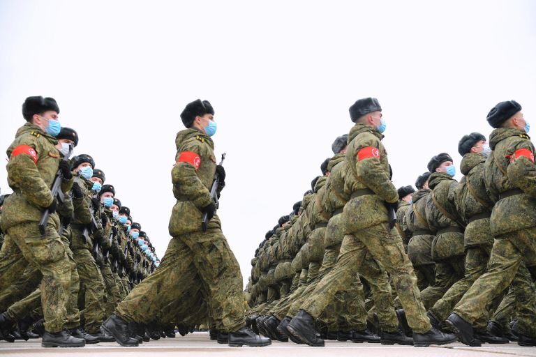 Военнослужащие во время репетиции военного парада, приуроченного к 76-летию Победы в Великой Отечественной войне, в подмосковном Алабино Военнослужащие во время репетиции военного парада, приуроченного к 76-летию Победы в Великой Отечественной войне, в подмосковном Алабино