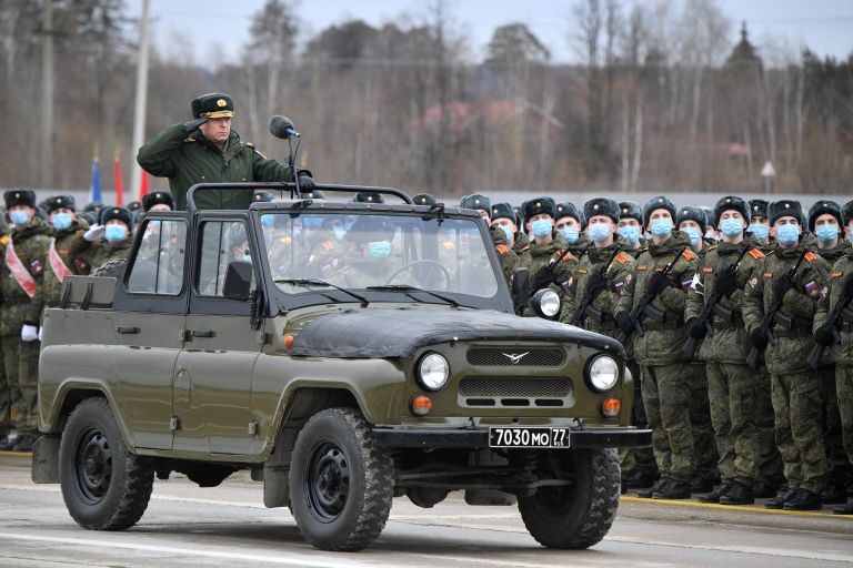 Главнокомандующий сухопутными войсками МО РФ генерал армии Олег Салюков во время репетиции военного парада, приуроченного к 76-летию Победы в Великой Отечественной войне, в подмосковном Алабино Главнокомандующий сухопутными войсками МО РФ генерал армии Олег Салюков во время репетиции военного парада, приуроченного к 76-летию Победы в Великой Отечественной войне, в подмосковном Алабино