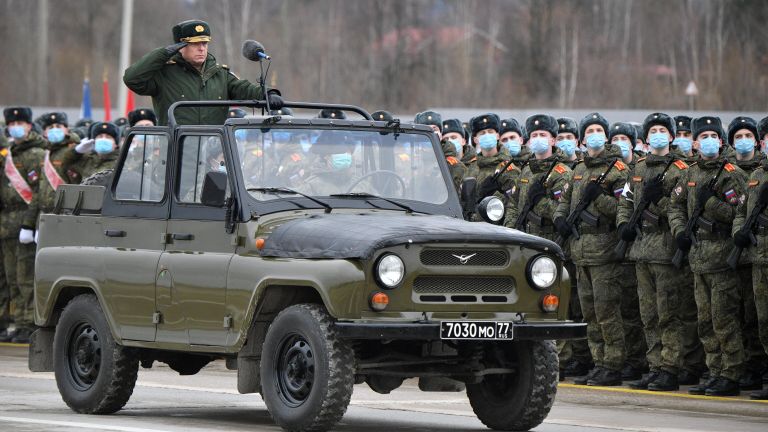 Главнокомандующий сухопутными войсками МО РФ генерал армии Олег Салюков во время репетиции военного парада, приуроченного к 76-летию Победы в Великой Отечественной войне, в подмосковном Алабино Главнокомандующий сухопутными войсками МО РФ генерал армии Олег Салюков во время репетиции военного парада, приуроченного к 76-летию Победы в Великой Отечественной войне, в подмосковном Алабино