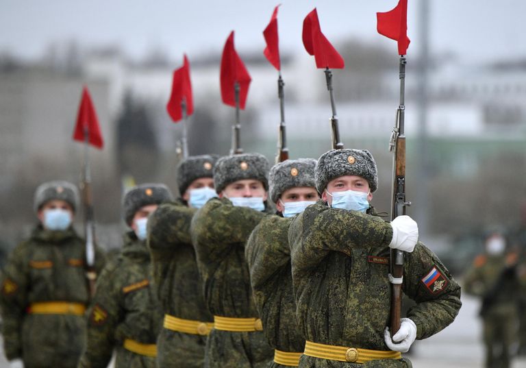 Военнослужащие во время репетиции военного парада, приуроченного к 76-летию Победы в Великой Отечественной войне, в подмосковном Алабино Военнослужащие во время репетиции военного парада, приуроченного к 76-летию Победы в Великой Отечественной войне, в подмосковном Алабино