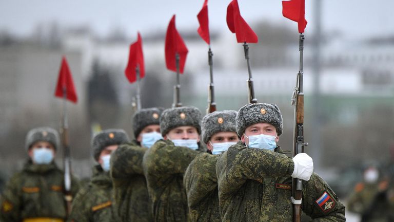 Военнослужащие во время репетиции военного парада, приуроченного к 76-летию Победы в Великой Отечественной войне, в подмосковном Алабино Военнослужащие во время репетиции военного парада, приуроченного к 76-летию Победы в Великой Отечественной войне, в подмосковном Алабино