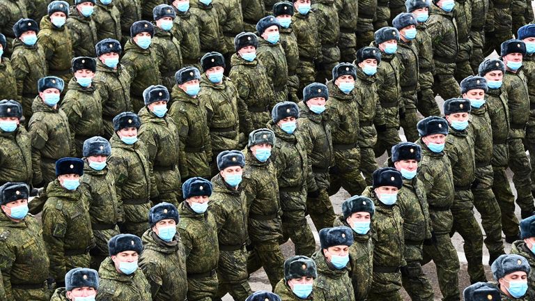 Военнослужащие во время репетиции военного парада, приуроченного к 76-летию Победы в Великой Отечественной войне, в подмосковном Алабино Военнослужащие во время репетиции военного парада, приуроченного к 76-летию Победы в Великой Отечественной войне, в подмосковном Алабино