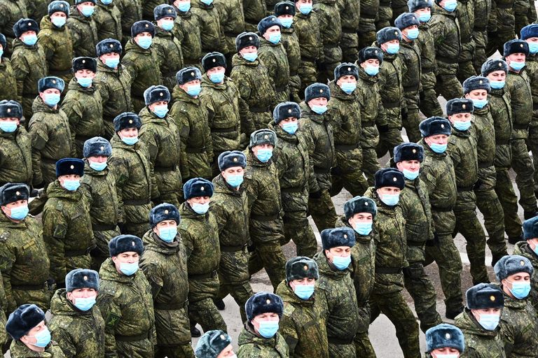 Военнослужащие во время репетиции военного парада, приуроченного к 76-летию Победы в Великой Отечественной войне, в подмосковном Алабино Военнослужащие во время репетиции военного парада, приуроченного к 76-летию Победы в Великой Отечественной войне, в подмосковном Алабино