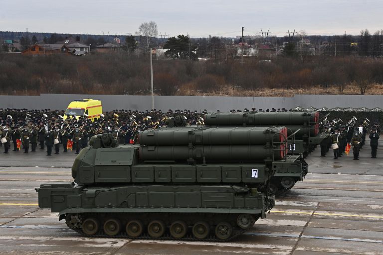 Зенитно-ракетный комплекс Бук-М3 во время репетиции военного парада, приуроченного к 76-летию Победы в Великой Отечественной войне, в подмосковном Алабино Зенитно-ракетный комплекс Бук-М3 во время репетиции военного парада, приуроченного к 76-летию Победы в Великой Отечественной войне, в подмосковном Алабино