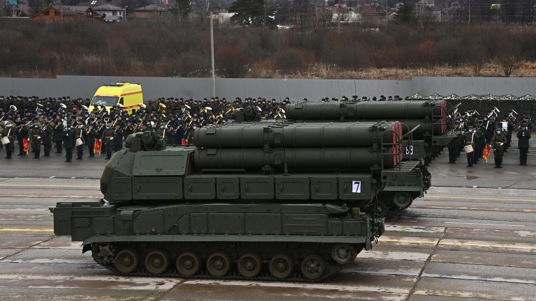 Зенитно-ракетный комплекс Бук-М3 во время репетиции военного парада, приуроченного к 76-летию Победы в Великой Отечественной войне, в подмосковном Алабино Зенитно-ракетный комплекс Бук-М3 во время репетиции военного парада, приуроченного к 76-летию Победы в Великой Отечественной войне, в подмосковном Алабино