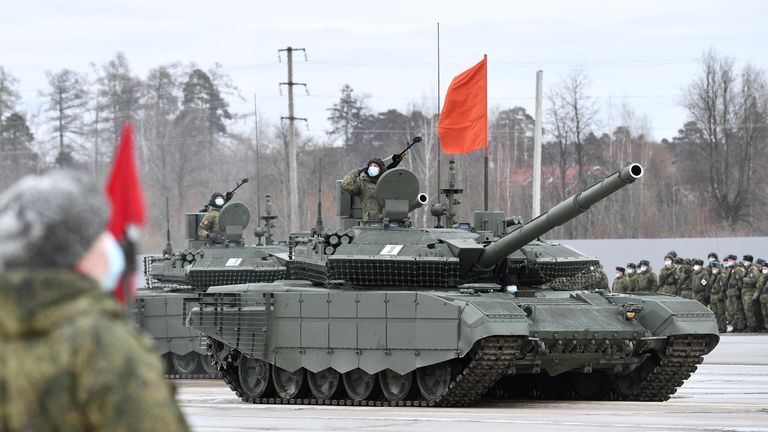 Танк Т-72Б3 во время репетиции военного парада, приуроченного к 76-летию Победы в Великой Отечественной войне, в подмосковном Алабино Танк Т-72Б3 во время репетиции военного парада, приуроченного к 76-летию Победы в Великой Отечественной войне, в подмосковном Алабино