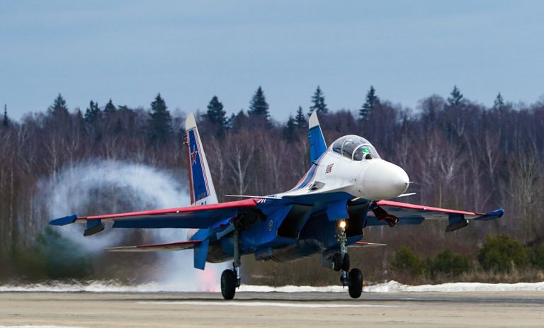 Истребитель Су-30СМ пилотажной группы Русские витязи, которая 5 апреля 2021 года отмечают свое 30-летие, на репетиции воздушной части парада Победы в Кубинке Истребитель Су-30СМ пилотажной группы Русские витязи, которая 5 апреля 2021 года отмечают свое 30-летие, на репетиции воздушной части парада Победы в Кубинке