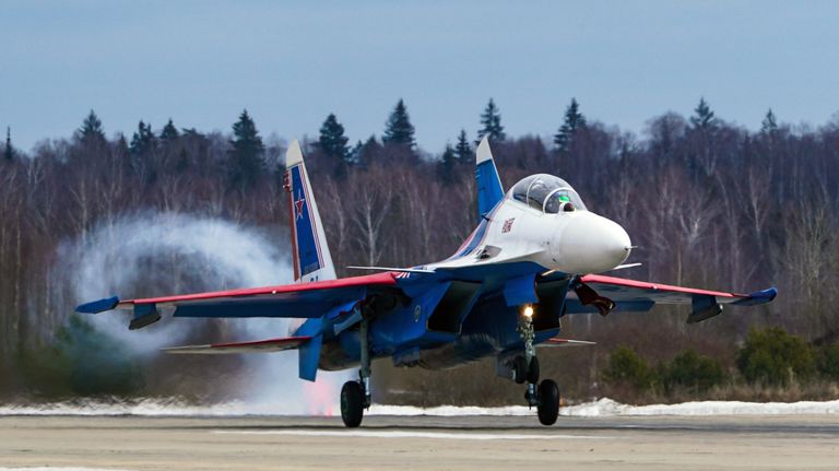 Истребитель Су-30СМ пилотажной группы Русские витязи, которая 5 апреля 2021 года отмечают свое 30-летие, на репетиции воздушной части парада Победы в Кубинке Истребитель Су-30СМ пилотажной группы Русские витязи, которая 5 апреля 2021 года отмечают свое 30-летие, на репетиции воздушной части парада Победы в Кубинке