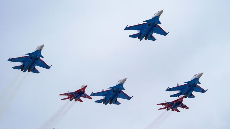 Истребители МиГ-29 и Су-30СМ пилотажных групп Русские витязи и Стрижи на репетиции воздушной части парада Победы в Кубинке. Истребители МиГ-29 и Су-30СМ пилотажных групп Русские витязи и Стрижи на репетиции воздушной части парада Победы в Кубинке.