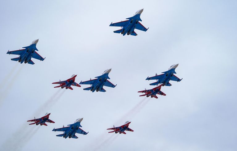 Истребители МиГ-29 и Су-30СМ пилотажных групп Русские витязи и Стрижи на репетиции воздушной части парада Победы в Кубинке. Истребители МиГ-29 и Су-30СМ пилотажных групп Русские витязи и Стрижи на репетиции воздушной части парада Победы в Кубинке.