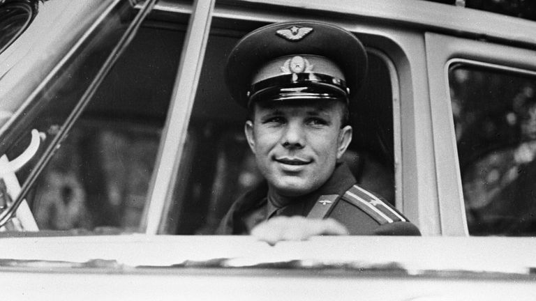 Летчик-космонавт, Герой Советского Союза Юрий Гагарин в салоне автомобиля Летчик-космонавт, Герой Советского Союза Юрий Гагарин в салоне автомобиля