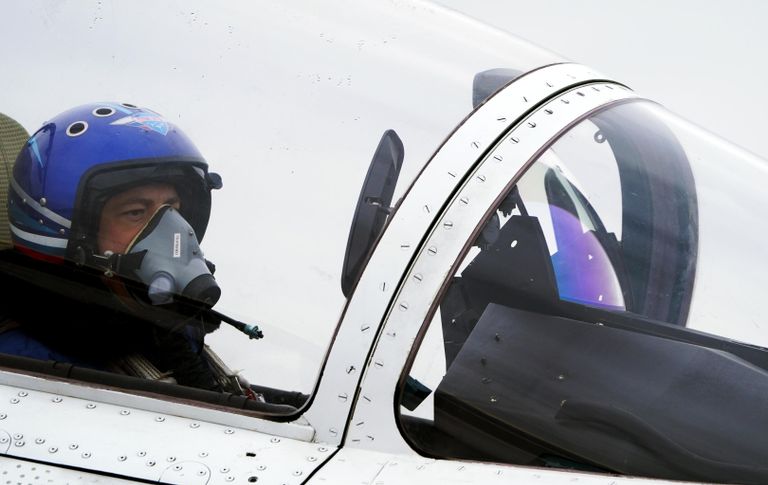 Пилот в кабине истребителя Су-30СМ пилотажной группы Русские витязи во время репетиции воздушной части парада Победы в Кубинке Пилот в кабине истребителя Су-30СМ пилотажной группы Русские витязи во время репетиции воздушной части парада Победы в Кубинке