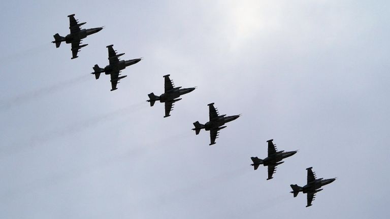 Штурмовики Су-25 на репетиции воздушной части парада Победы в Кубинке Штурмовики Су-25 на репетиции воздушной части парада Победы в Кубинке