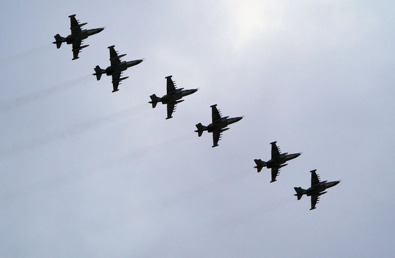 Штурмовики Су-25 на репетиции воздушной части парада Победы в Кубинке Штурмовики Су-25 на репетиции воздушной части парада Победы в Кубинке