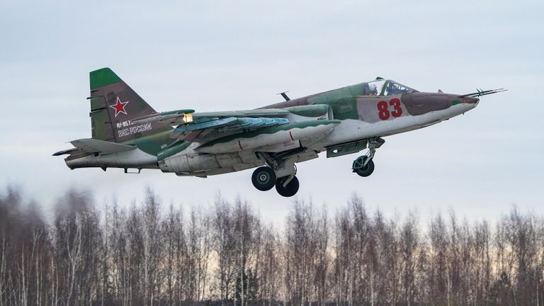Штурмовик Су-25 на репетиции воздушной части парада Победы в Кубинке. Штурмовик Су-25 на репетиции воздушной части парада Победы в Кубинке.