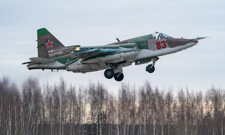 Штурмовик Су-25 на репетиции воздушной части парада Победы в Кубинке. Штурмовик Су-25 на репетиции воздушной части парада Победы в Кубинке.