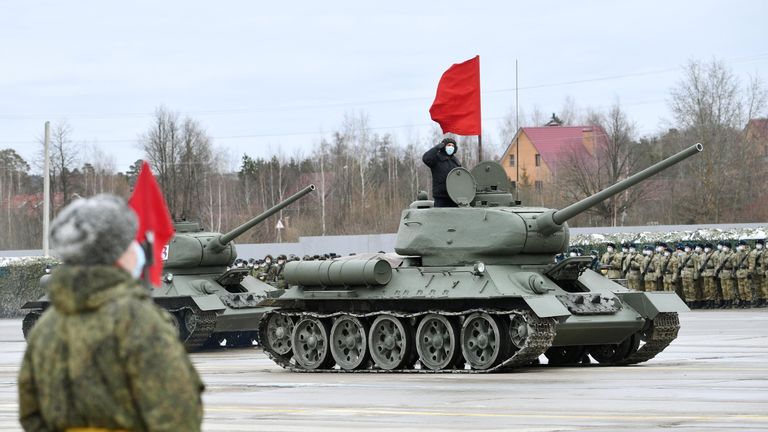 Танки Т-34 во время репетиции военного парада, приуроченного к 76-летию Победы в Великой Отечественной войне, в подмосковном Алабино Танки Т-34 во время репетиции военного парада, приуроченного к 76-летию Победы в Великой Отечественной войне, в подмосковном Алабино