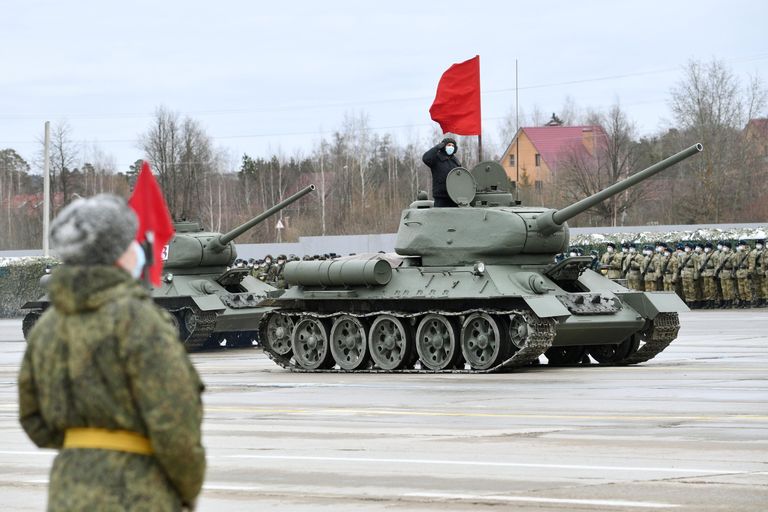 Танки Т-34 во время репетиции военного парада, приуроченного к 76-летию Победы в Великой Отечественной войне, в подмосковном Алабино Танки Т-34 во время репетиции военного парада, приуроченного к 76-летию Победы в Великой Отечественной войне, в подмосковном Алабино