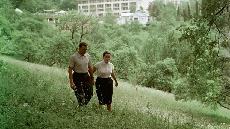 Юрий Гагарин с супругой в Сочи Юрий Гагарин с супругой в Сочи