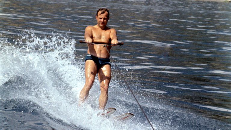 Летчик-космонавт СССР Юрий Гагарин катается на водных лыжах во время отдыха в Крыму Летчик-космонавт СССР Юрий Гагарин катается на водных лыжах во время отдыха в Крыму