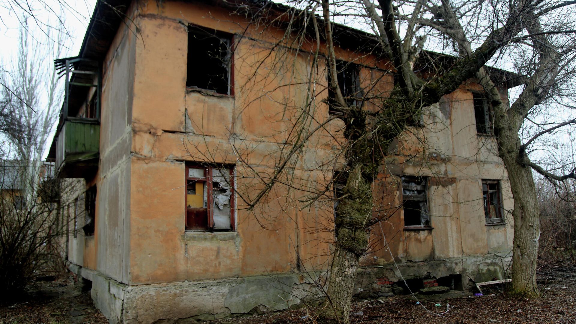 Один из домов поселка шахты Глубокая в Горловке, пострадавший из-за обстрелов Один из домов поселка шахты Глубокая в Горловке, пострадавший из-за обстрелов - РИА Новости, 1920, 06.04.2021