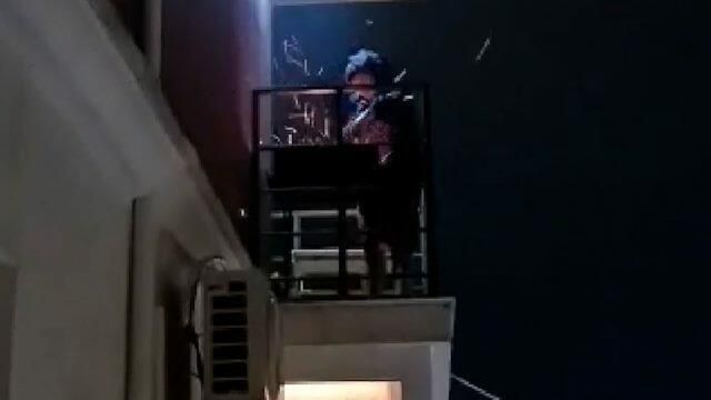 Житель Сочи жарит шашлык на балконе Житель Сочи жарит шашлык на балконе - РИА Новости, 1920, 05.04.2021