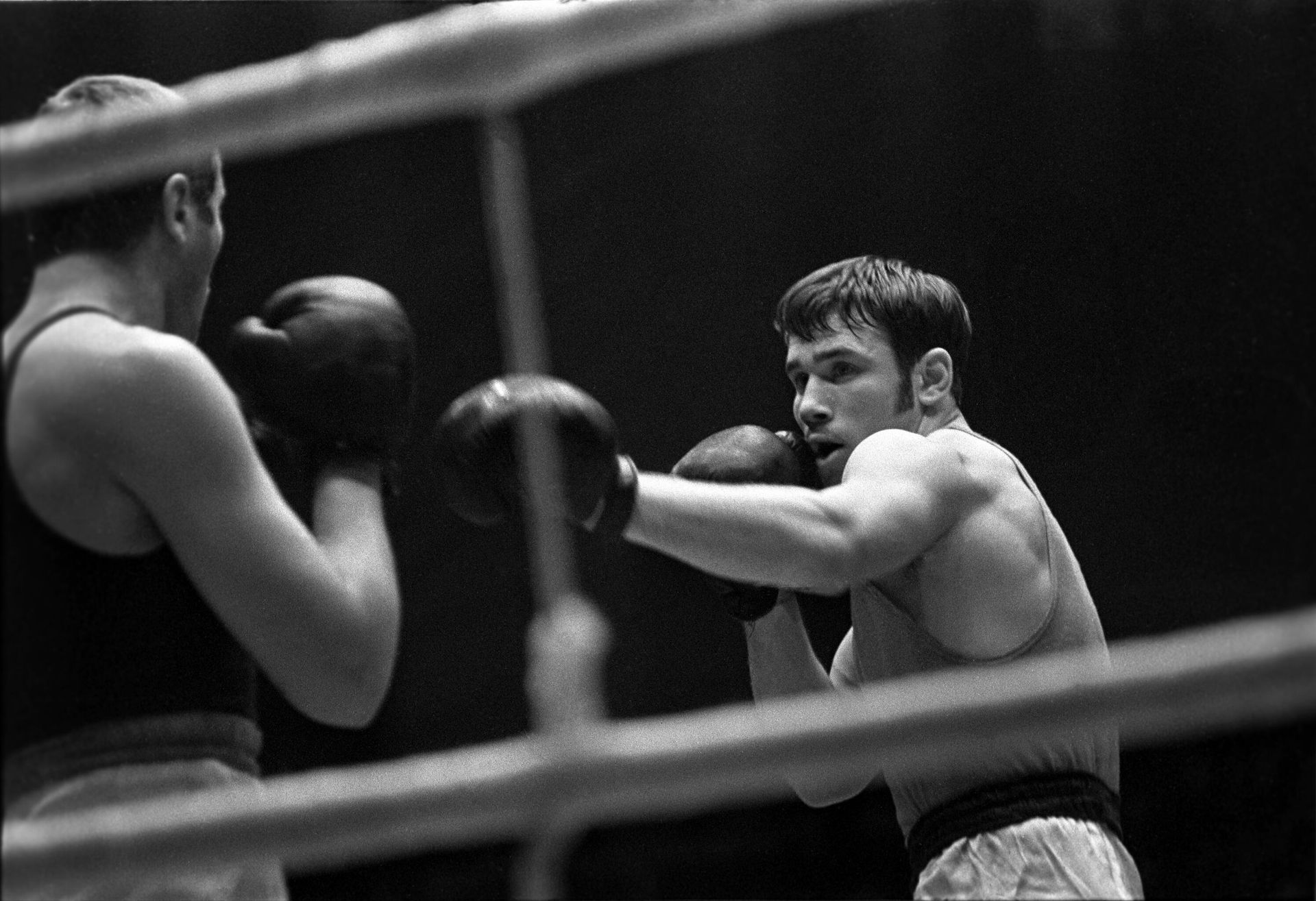 Боксер Олег Коротаев (справа) на чемпионате СССР по боксу. 1970 год. Боксер Олег Коротаев (справа) на чемпионате СССР по боксу. 1970 год. - РИА Новости, 1920, 12.05.2025