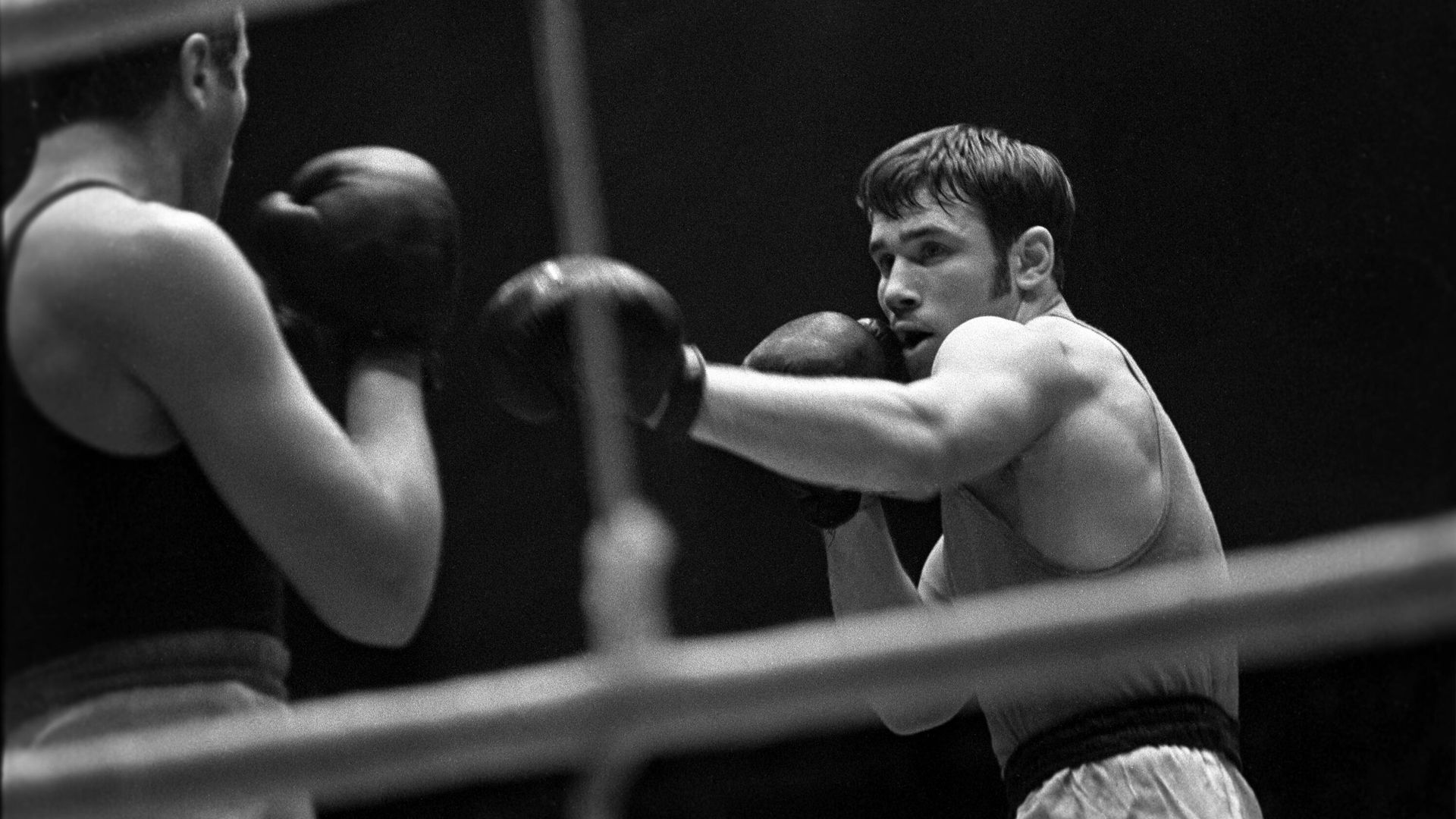 Боксер Олег Коротаев (справа) на чемпионате СССР по боксу. 1970 год. Боксер Олег Коротаев (справа) на чемпионате СССР по боксу. 1970 год. - РИА Новости, 1920, 20.11.2022